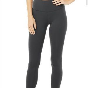 ALO airbrush high waist legging “Anthracite”.